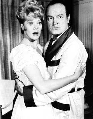 BACHELOR IN PARADISE, from left, Janis Paige, Bob Hope, 1961 For usage credit please use; PUBLICATIONXNOTxINxCANxCHNxFRAxITAxJPNxNORxPOLxRUSxESPxUKxUSA Copyright: xCourtesyxEverettxCollectionx MBDBAIN EC177