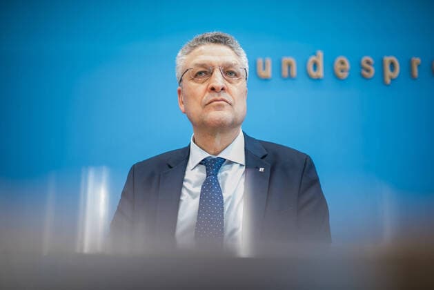 Gesundheit Pressekonferenz Corona-Virus Pressekonferenz des Bundesgesundheitsministeriums zum Umgang mit dem sich weltweit ausbreitenden Coronavirus. Auf der Pressekonferenz informierten Expert*innen des Robert Koch-Institut, der Charite und dem Institut fuer Tropenmedizin ueber die Ansteckungsgefahr, den Verlauf und den Umgang der Gesellschaft mit dem Virus. Im Bild: Prof. Dr. Lothar H. Wieler, Praesident des Robert Koch-Institut. 2.3.2020, Berlin