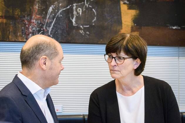 Berlin, Sitzung der spd Fraktion Deutschland, Berlin - 03.03.2020: Im Bild ist Olaf Scholz (Vizekanzler, Finanzminister, spd) und Saskia Esken (spd) vor der Sitzung der spd Fraktion im deutschen Bundestag zu sehen. Berlin Bundestag Berlin Deutschland