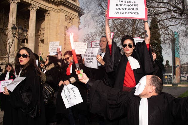 Manifestation des avocates au Grand Palais pendant le defile de Chanel NEWS : Manifestation des Avocates - Paris - 03 03 2020 FedericoPestellini Panoramic 