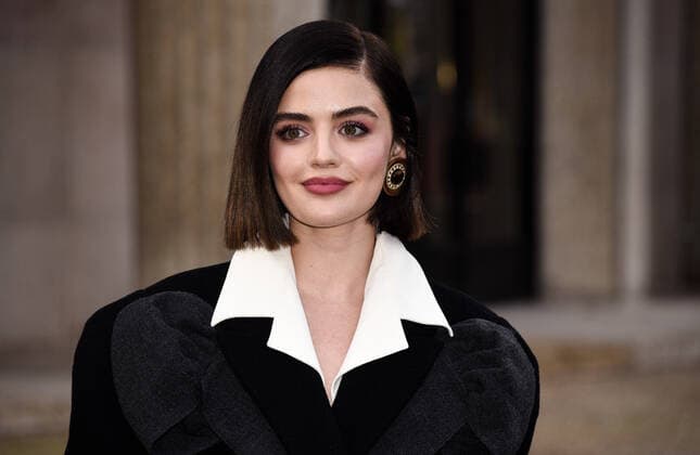 Entertainment Bilder des Tages Lucy Hale a l arrivee du defile Miu Miu CELEBRITES : Miu Miu fashion week - Paris - 03 03 2020 FedericoPestellini Panoramic 