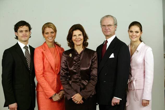 Familjefotografering, Stockholms slott med anledning av drottningens födelsedag 2003-12-23 Prins Carl Philip, prinsessan Madeleine, drottning Silvia, kung Carl XVI Gustaf, kronprinsessan Victoria (c) Charles Hammarsten IBL kungahus Sverige x2492x *** Family photography, Stockholm Castle on the occasion of Queens birthday 2003 12 23 Prince Carl Philip, Princess Madeleine, Queen Silvia, King Carl XVI Gustaf, Crown Princess Victoria c Charles Hammarsten IBL royal house Sweden x2492x,  Copyright: xCharlesxHammarsten TTx