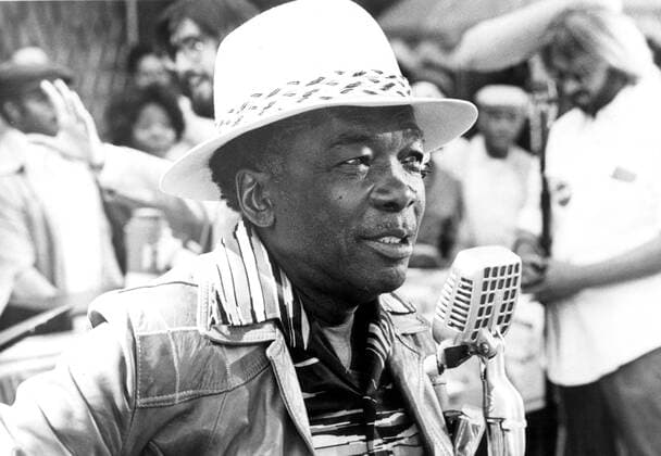BLUES BROTHERS, John Lee Hooker, with director Jon Landis behind him, 1980 Courtesy Everett Collection PUBLICATIONXNOTxINxCANxCHNxFRAxITAxJPNxNORxPOLxRUSxESPxUKxUSA Copyright: xCourtesyxEverettxCollectionx MBDBLBR EC003