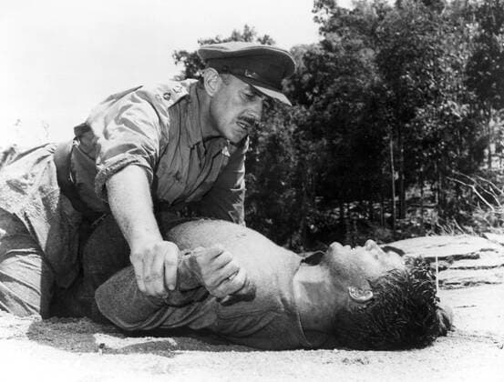 OSCARS. Bester Hauptdarsteller. PreistrÃ¤ger 1951-1960 THE BRIDGE ON THE RIVER KWAI, Alec Guinness, Geoffrey Horne, 1957 Courtesy Everett Collection PUBLICATIONXNOTxINxCANxCHNxFRAxITAxJPNxNORxPOLxRUSxESPxUKxUSA Copyright: xCourtesyxEverettxCollectionx MBDBRON EC012