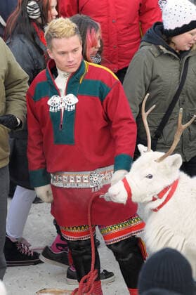Same mit Rentier (Rangifer tarandus), samischer Wintermarkt, Jokkmokk, Lappland, Norrbotten, Schweden, Skandinavien, Europa; Februar 2008 McPGUN *** Sami with reindeer Rangifer tarandus , Sami winter market, Jokkmokk, Lapland, Norrbotten, Sweden, Scandinavia, Europe February 2008 McPGUN McPGUN