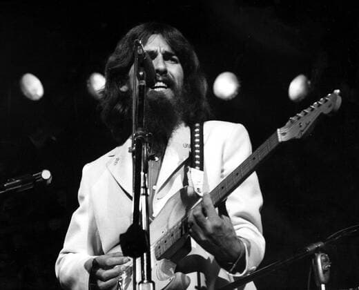 THE CONCERT FOR BANGLADESH, George Harrison, 1972 Courtesy Everett Collection PUBLICATIONXNOTxINxCANxCHNxFRAxITAxJPNxNORxPOLxRUSxESPxUKxUSA Copyright: xCourtesyxEverettxCollectionx MBDCOFO EC003