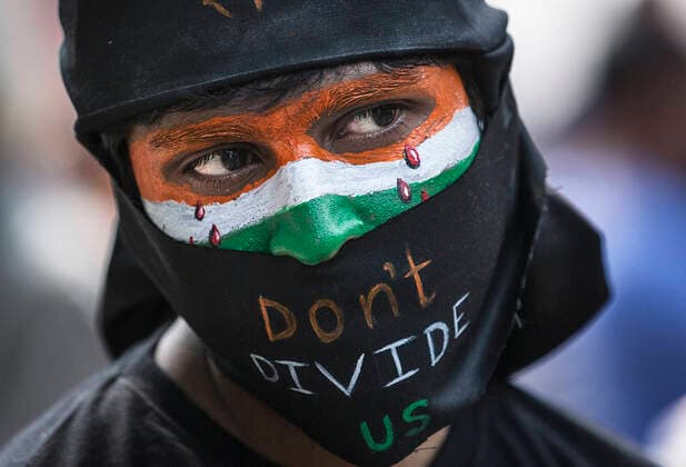 Bilder des Jahres 2020, News 03 März News Themen der Woche KW10 News Bilder des Tages (200303) -- BEIJING, March 4, 2020 -- A protester who paints his face with tricolor national flag participates in a protest against the controversial new citizenship law in New Delhi, India, March 3, 2020. The death toll during the four-day communal violence in the Indian capital city rose to 46 on Sunday, officials said. Over 350 people were also injured in the violence that ravaged the city. ) XINHUA PHOTOS OF THE DAY JavedxDar 