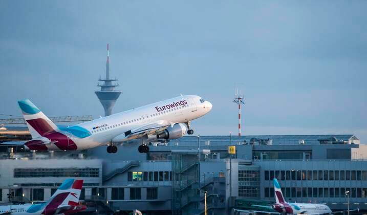 Flughafen Düsseldorf International, DUS, Flugzeug beim Start, Eurowings, Airbus A320-216, Luftfahrt