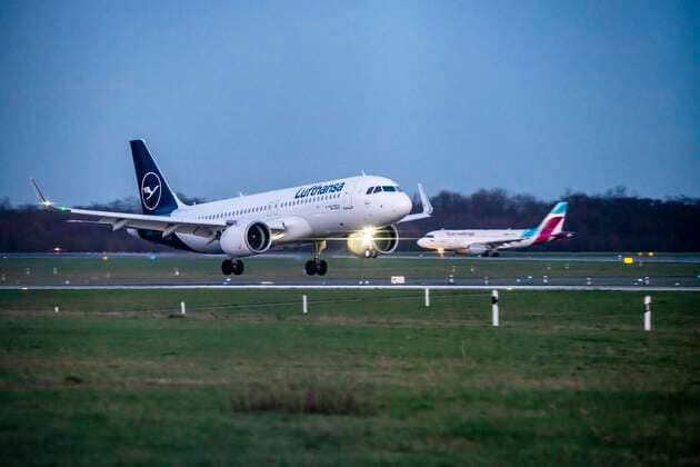 Flughafen Düsseldorf International, DUS, Flugzeug bei der Landung, Lufthansa, Airbus A320, Luftfahrt