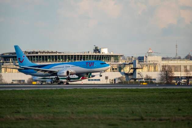 Flughafen Düsseldorf International, DUS, Flugzeug bei der Landung, TUI, Luftfahrt
