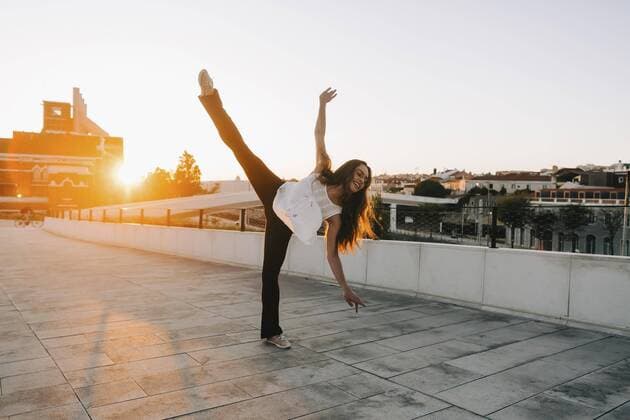 Creative Highlights Symbolfotos Playful young female dancer doing standing splits in sunny city park , Portugal Lisbon Belem  Copyright: AlexandraxC.xRibeiro fStopImages1874022