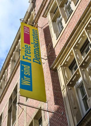 FDP -Fahne vor dem Hans-Dietrich-Genscher-Haus, Bundesgeschäftsstelle der FDP, Freie Demokraten, Berlin.
