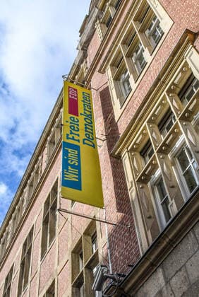 FDP -Fahne vor dem Hans-Dietrich-Genscher-Haus, Bundesgeschäftsstelle der FDP, Freie Demokraten, Berlin.