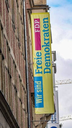 FDP -Fahne vor dem Hans-Dietrich-Genscher-Haus, Bundesgeschäftsstelle der FDP, Freie Demokraten, Berlin.