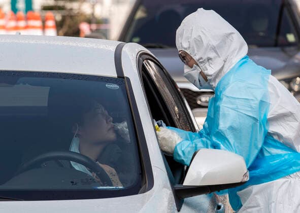 (200304) -- DAEGU, March 4, 2020 -- A medical worker of hospital of Yeungnam University makes health screening at a drive-through clinic in Daegu, South Korea, March 4, 2020. South Korea confirmed 293 more cases of the COVID-19 on Wednesday, raising the total number of infections to 5,621. As of 4 p.m. local time, the number of infected patients totaled 5,621, up 293 from the previous announcement as of midnight. Two more deaths were reported, lifting the death toll to 33. (Photo by Lee Sang-ho Xinhua) SOUTH KOREA-COVID-19-CONFIRMED CASES WangxJingqiang