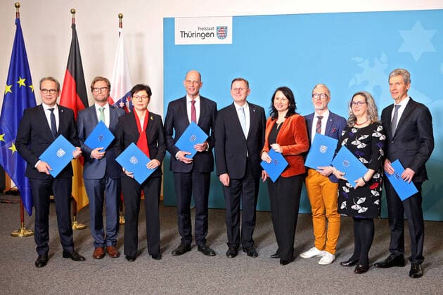 Bilder des Jahres 2020, News 03 März News Themen der Woche KW10 News Bilder des Tages Wahl des neuen Ministerpräsidenten Thüringen. Wahl des neuen Ministerpräsidenten Thüringen am 04.03.2020 im Thüringer Landtag in Erfurt. Georg Maier ( SPD ), Thüringens Innenminister, Dirk Adams ( Fraktionsvorsitzender Bündnis 90 Die Grünen ), Justizminister, Heike Taubert ( SPD ), Thüringens Finanzministerin, Wolfgang Tiefensee ( SPD ), Thüringens Wirtschaftsminister und SPD Landesvorsitzender, Wirtschaftsminister, Bodo Ramelow ( Die Linke ),Anja Siegesmund ( Bündnis90 Die Grünen ), Thüringens Umweltministerin, Benjamin Immanuel Hoff ( Die Linke ), Chef der Thüringer Staatskanzlei und Minister für Kultur, Bundes- und Europaangelegenheiten, Birgit Keller ( Die Linke ), Thüringer Ministerin für Infrastruktur und Landwirtschaft und Helmut Holter ( Die Linke ), Thüringens Bildungsminister. 20200304BOS0013 *** Election of the new Prime M
