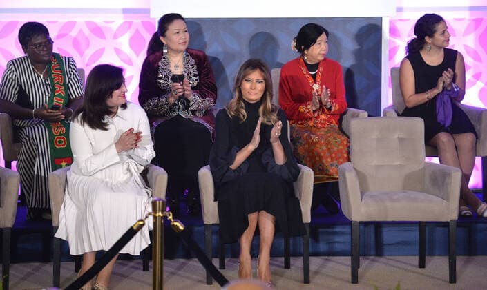 Bilder des Jahres 2020, Entertainment 03 März Entertainment Themen der Woche KW10 Entertainment Bilder des Tages First Lady Melania Trump (C) applauds along with International Women of Courage Awardees (L-R) Claire Ouedraogo (Burkina Faso), Shahla Umbatova (Azerbaijan), Sayragul Sauytbay (China), Susanna Liew (Malaysia) and Amaya Coppens (Nicaragua) during a ceremony at the State Department, Wednesday, March 4, 2020, in Washington, DC. The award honors women of courage and leadership in social justice, human rights, gender equality and the advancement of women and girls.  WAP20200304503 MIKExTHEILER