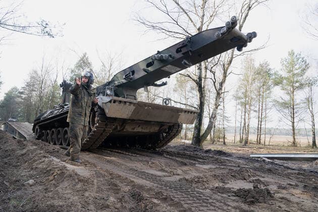 Deutsche Bundeswehr - Medientag Goodbye Mader Welcome Puma - Übung auf dem Truppenübungsgelände Bergen in der Lüneburger Heide - Brückenlegepanzer Biber;Deutsche Bundeswehr - Medientag Goodbye Mader Welcome Puma - Übung auf dem Truppenübungsgelände Bergen in der Lüneburger Heide -, Bergen Niedersachsen Deutschland Truppenübungsgelände *** German Armed Forces Media Day Goodbye Mader Welcome Puma Exercise on the Training Area Bergen in der Lüneburger Heide Armoured Bridging Vehicle Biber German Armed Forces Media Day Goodbye Mader Welcome Puma Exercise on the Training Area Bergen in der Lüneburger Heide , Bergen Lower Saxony Germany Training Area