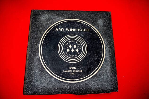 Mitch Winehouse nimmt Ehrung für Amy Winehouse auf dem Music Walk of Fame in London entgegen March 4, 2020: Music Walk of Fame, Amy Winehouse Stone unveiling, Camden Hightstreet, London on March 04 2020  - ZUMAr152 20200304_zaa_r152_132 Copyright: xOm1x