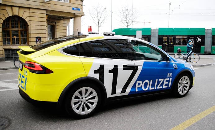 05.03.2020 Basel , SCHWEIZ , Polizei auf Patrouille mit einem Tesla X Model Basel Stadt *** 05 03 2020 Basel , SWITZERLAND , Police on patrol with a Tesla X Model Basel Stadt 