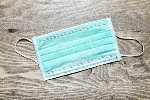 Mundschutz auf einem Tisch, Symbolfoto Coronavirus
