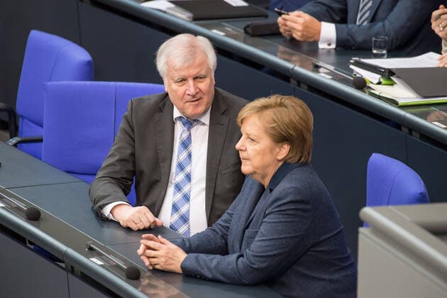 Politik Bundestag Sitzung des Deutschen Bundestag am Mittwoch den 4. Maerz 2020. Im Bild: Bundesinnenminster Horst Seehofer, CSU (links) im Gespraech mit Bundeskanzlerin Angela Merkel (CDU). 4.3.2020, Berlin