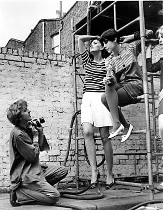 BLOWUP (aka BLOW UP, aka BLOW-UP), David Hemmings, photographing models, Ann Norman (L), & Peggy Moffitt (R), 1966. Courtesy Everett Collection PUBLICATIONXNOTxINxCANxCHNxFRAxITAxJPNxNORxPOLxRUSxESPxUKxUSA Copyright: xCourtesyxEverettxCollectionx MBDBLUP EC005