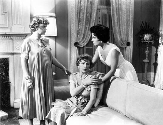 CAT ON A HOT TIN ROOF, from left, Madeleine Sherwood, Judith Anderson, Elizabeth Taylor, 1958 Courtesy Everett Collection PUBLICATIONXNOTxINxCANxCHNxFRAxITAxJPNxNORxPOLxRUSxESPxUKxUSA Copyright: xCourtesyxEverettxCollectionx MBDCAON EC176