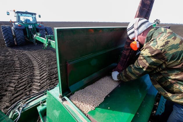 IMAGO Nature: Unsere Erde, Klimawandel, ErnÃ¤hrung, Pflanzen der Zukunft, Futtererbse ROSTOV-ON-DON REGION, RUSSIA - MARCH 5, 2020: Loading pea seeds into a sowing machine in a field of Nikolai Likhachev s farm in the village of Kavalersky. Valery Matytsin TASS  TS0D0E3B