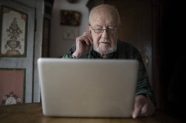 Thema: Alter Mann mit einem Laptop, Heidelberg, 14.02.2020. Heidelberg Deutschland