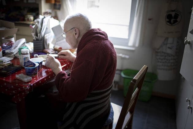 Thema: Alte, kranke Frau sitzt an ihrem Kuechentisch beim Fruehstueck, Heidelberg,14.02.2020. Heidelberg Deutschland *** Old, sick woman sitting at her kitchen table having breakfast, Heidelberg,14 02 2020 Heidelberg Germany Copyright: xUtexGrabowsky photothek.netx
