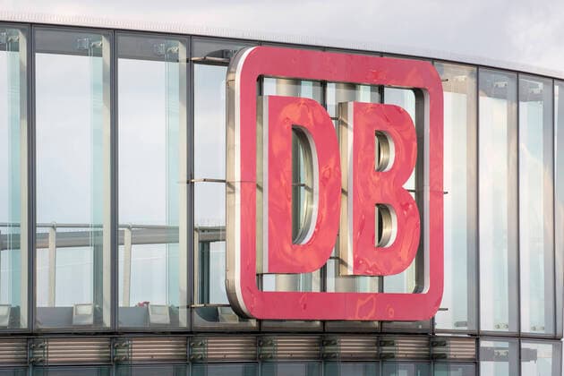 Deutsche Bahn Logo am Hochaus am Potsdamer Platz in Berlin 05.03.2020, Berlin, GER - Deutsche Bahn Logo am Hochaus am Potsdamer Platz in Berlin, Berlin Berlin Deutschland, DEU DB, Deutsche Bahn