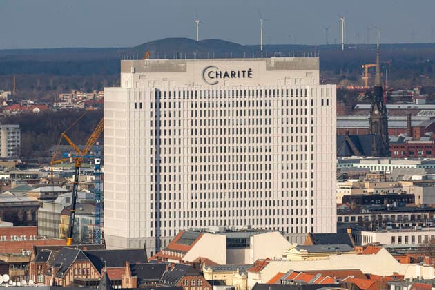 Das Bettenhaus der Charite mit Schriftzug in Berlin-Mitte 05.03.2020, Berlin, GER - Das Bettenhaus der Charite mit Schriftzug in Berlin-Mitte, Berlin Berlin Deutschland, DEU Charite