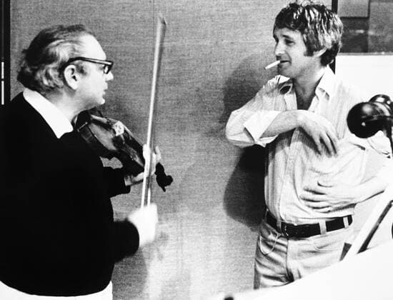 FIDDLER ON THE ROOF, from left: violinist Isaac Stern, director Norman Jewison on set, 1971 PUBLICATIONXNOTxINxCANxCHNxFRAxITAxJPNxNORxPOLxRUSxESPxUKxUSA Copyright: xCourtesyxEverettxCollectionx MBDFION EC047