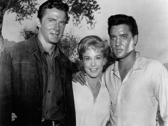 FLAMING STAR, Steve Forrest, Barbara Eden, Elvis Presley, 1960, (c)20th Century Fox, TM & Copyright Courtesy: Everett Collection Â©20thCentFox Courtesy Everett Collection PUBLICATIONXNOTxINxCANxCHNxFRAxITAxJPNxNORxPOLxRUSxESPxUKxUSA Copyright: x20thCentFox CourtesyxEverettxCollectionx MBDFLST FE009