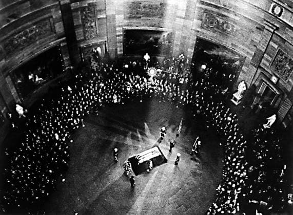 IMAGO History, Ermordung von US-PrÃ¤sident John F. Kennedy in Dallas, 1963 FOUR DAYS IN NOVEMBER, 1964 documentary. President John F. Kennedy s coffin, in the Capitol rotunda, 11 25 63. Courtesy Everett Collection PUBLICATIONXNOTxINxCANxCHNxFRAxITAxJPNxNORxPOLxRUSxESPxUKxUSA Copyright: xCourtesyxEverettxCollectionx MBDFODA EC009