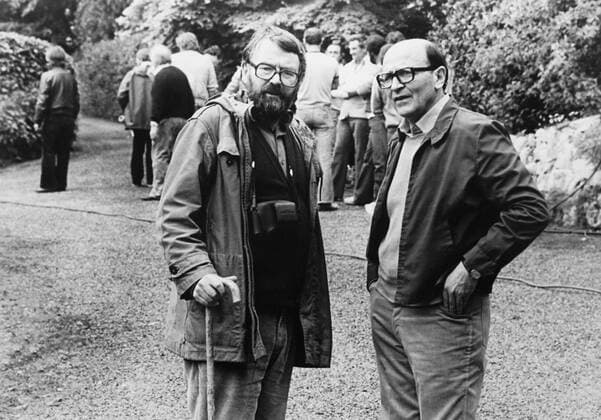THE FRENCH LIEUTENANT S WOMAN, from left: novelist John Fowles, director Karel Reisz on location in Lyme, England, 1981, Ã‚Â© United Artists courtesy Everett Collection PUBLICATIONXNOTxINxCANxCHNxFRAxITAxJPNxNORxPOLxRUSxESPxUKxUSA Copyright: xUnitedxArtists CourtesyxEverettxCollectionx MBDFRLI EC042