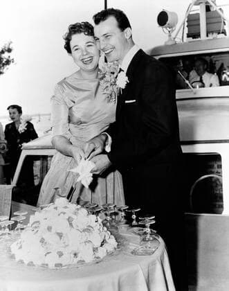 GIANT, from left: Jane Withers, Ken Errair at their wedding on set, 1956 Courtesy Everett Collection PUBLICATIONXNOTxINxCANxCHNxFRAxITAxJPNxNORxPOLxRUSxESPxUKxUSA Copyright: xCourtesyxEverettxCollectionx MBDGIAN EC085