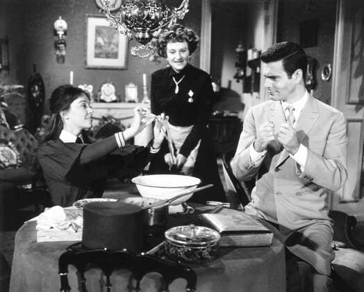 GIGI, from left, Leslie Caron, Hermione Gingold, Louis Jourdan, 1958 Courtesy Everett Collection PUBLICATIONXNOTxINxCANxCHNxFRAxITAxJPNxNORxPOLxRUSxESPxUKxUSA Copyright: xCourtesyxEverettxCollectionx MBDGIGI EC060
