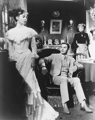 GIGI, from left: Leslie Caron, Louis Jordan, Hermione Gingold, 1958 Courtesy Everett Collection PUBLICATIONXNOTxINxCANxCHNxFRAxITAxJPNxNORxPOLxRUSxESPxUKxUSA Copyright: xCourtesyxEverettxCollectionx MBDGIGI EC073