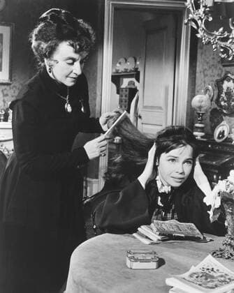 GIGI, from left: Hermione Gingold, Leslie Caron, 1958 Courtesy Everett Collection PUBLICATIONXNOTxINxCANxCHNxFRAxITAxJPNxNORxPOLxRUSxESPxUKxUSA Copyright: xCourtesyxEverettxCollectionx MBDGIGI EC075