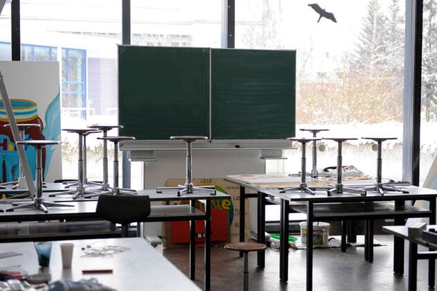 Immer mehr Schulen wegen des sich weiter ausbreitenden Coronavirus werden geschlossen. Archivfoto; Leeres Klassenzimmer,verlassen, leer,verwaist,Schule,Klassenraum,Gebaeude,Innenansicht,Tische ,Stuehle.
