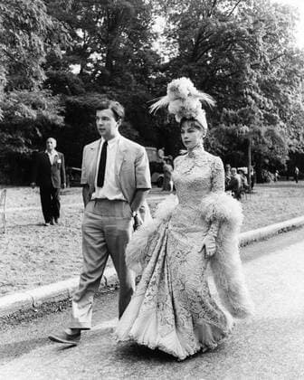 GIGI, Leslie Caron with husband, Peter Hall strolling through park between scenes, on location, Paris, 1958 Courtesy Everett Collection PUBLICATIONXNOTxINxCANxCHNxFRAxITAxJPNxNORxPOLxRUSxESPxUKxUSA Copyright: xCourtesyxEverettxCollectionx MBDGIGI EC026