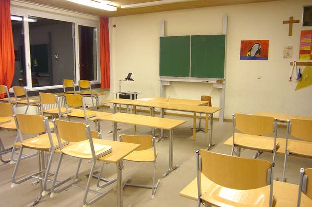 Immer mehr Schulen wegen des sich weiter ausbreitenden Coronavirus werden geschlossen. Archivfoto; Leeres Klassenzimmer,verlassen, leer,verwaist,Schule,Klassenraum,Gebaeude,Innenansicht,Tische ,Stuehle.