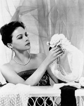 GIGI, Leslie Caron, 1958 Courtesy Everett Collection PUBLICATIONXNOTxINxCANxCHNxFRAxITAxJPNxNORxPOLxRUSxESPxUKxUSA Copyright: xCourtesyxEverettxCollectionx MBDGIGI EC037
