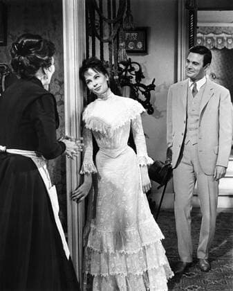 GIGI, Leslie Caron, Louis Jourdan, 1958 Courtesy Everett Collection PUBLICATIONXNOTxINxCANxCHNxFRAxITAxJPNxNORxPOLxRUSxESPxUKxUSA Copyright: xCourtesyxEverettxCollectionx MBDGIGI EC038
