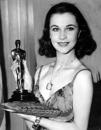 OSCARS. Beste Hauptdarstellerin. PreistrÃ¤gerinnen 1931-1940 VIVIEN LEIGH holding her Academy Award for Best Actress for Gone With Wind. 1940. Courtesy Everett Collection PUBLICATIONXNOTxINxCANxCHNxFRAxITAxJPNxNORxPOLxRUSxESPxUKxUSA Copyright: xCourtesyxEverettxCollectionx MBDGOWI EC051