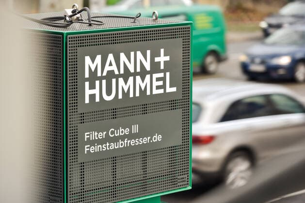 Autoverkehr und Luftreinhaltung. Die Stadt Stuttgart reduziert die Zulässige Geschwindigkeit auf 40 Km h an einigen Strassen und Kreuzungen, um die Luftqualität und die Verkehrslage im Kessel zu verbessern. Im Bild auch Mann und Hummel Luftreinigungsanlagen. Stuttgart Baden-Wuerttemberg Deutschland *** Car traffic and air pollution control The city of Stuttgart reduces the speed limit to 40 km h on some streets and crossings to improve the air quality and the traffic situation in the boiler In the picture also Mann und Hummel Luftreinigungsanlagen Stuttgart Baden Wuerttemberg Germany Copyright: xMaxxKovalenkox