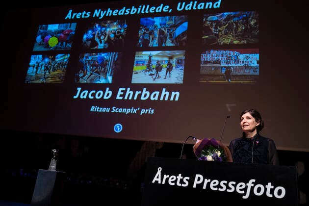 Jacob Erhbahn modtager prisen for aarets nyhedsbillede (han var ikke selv til stede). AArets Pressefoto 2019 priser uddelses i den Sorte Diamant i Koebenhavn fredag den 6. marts 2020. , Copenhagen Denmark Copyright: MartinxSylvestx cop102 spdk20200306-161838-L