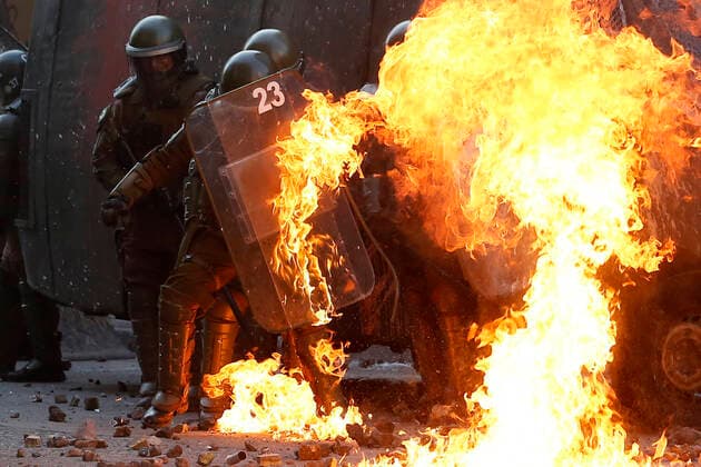 Bilder des Jahres 2020, News 03 März News Themen der Woche KW10 News Bilder des Tages Santiago 06 de marzo 2020. Manifestacion en Plaza Italia. En la imagen piquete de Carabineros recibe bomba molotov. Marcelo Hernandez Aton Chile, Santiago Chile Aton_401987 *** Santiago 06 March 2020 Demonstration at Plaza Italia In the image of the Carabineros picket line Marcelo Hernandez Aton Chile, Santiago Chile Aton 401987  Copyright: MARCELOxHERNANDEZ ATONxCHILE